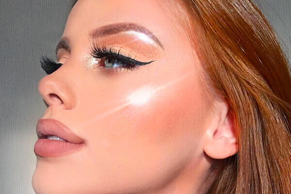 makeup%20trend%20by%20using%20Lakm%C3%A9%20Absolute%20Moonlit%20Highlighter