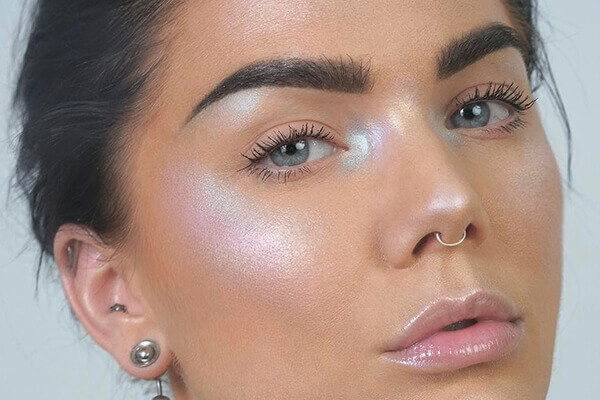 makeup%20trend%20by%20using%20Lakm%C3%A9%20Absolute%20Moonlit%20Highlighter