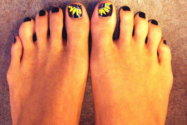 black toe nail art 600x400