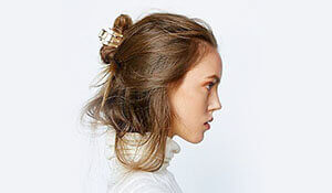 How to wear the season’s favourite hair accessory–the claw clip–in many ways